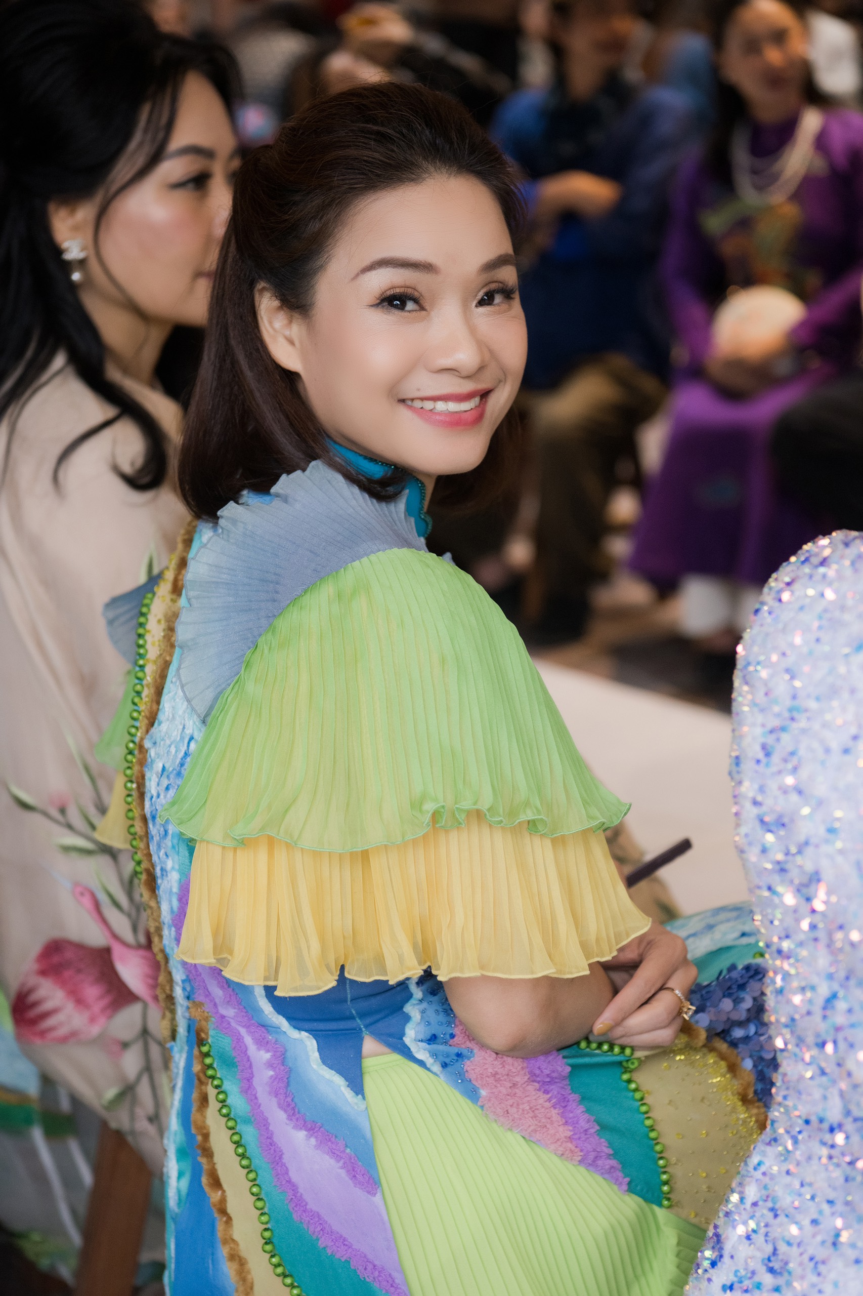 MC Kim Huyền Sâm, ca sĩ Kim Long diện áo dài đi xem show của NTK Kenny Thái - Ảnh 6.