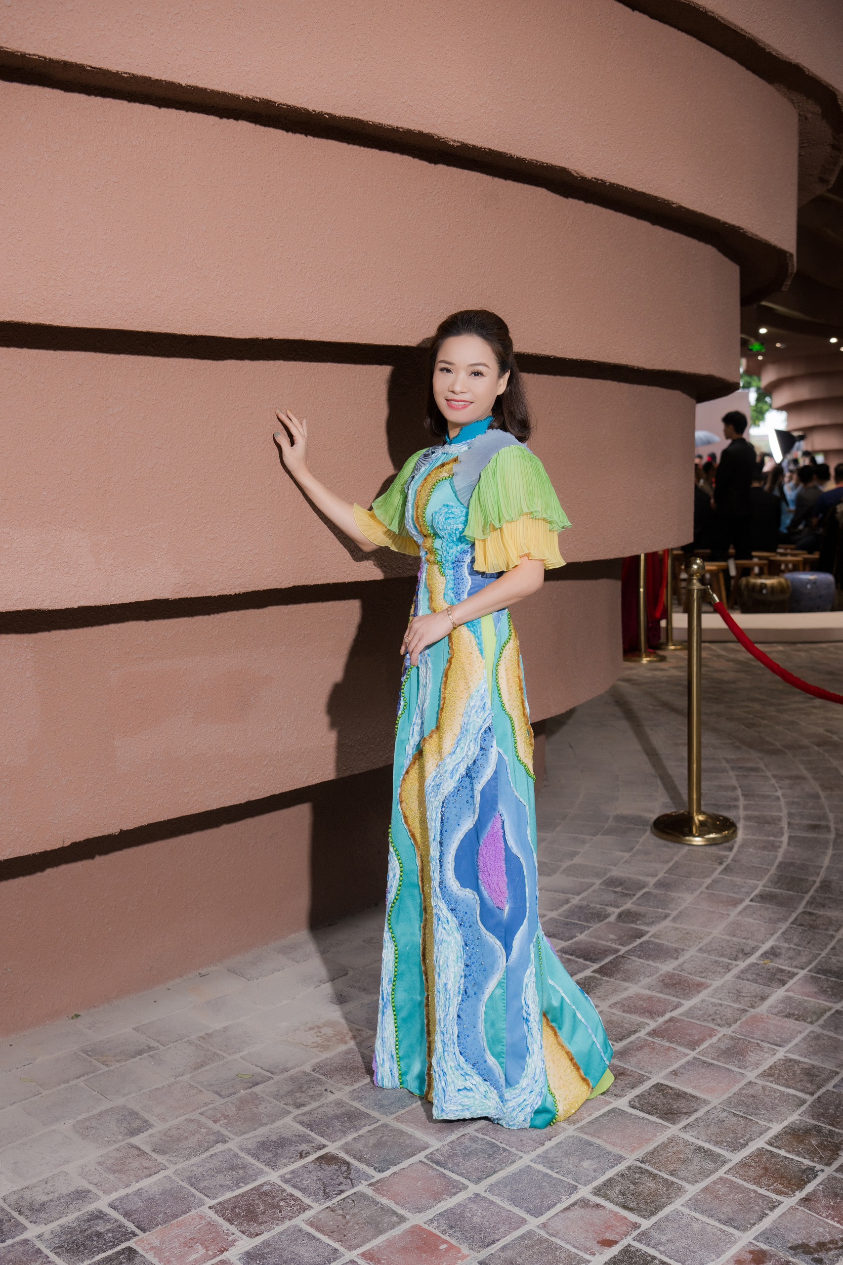 MC Kim Huyền Sâm, ca sĩ Kim Long diện áo dài đi xem show của NTK Kenny Thái - Ảnh 5.