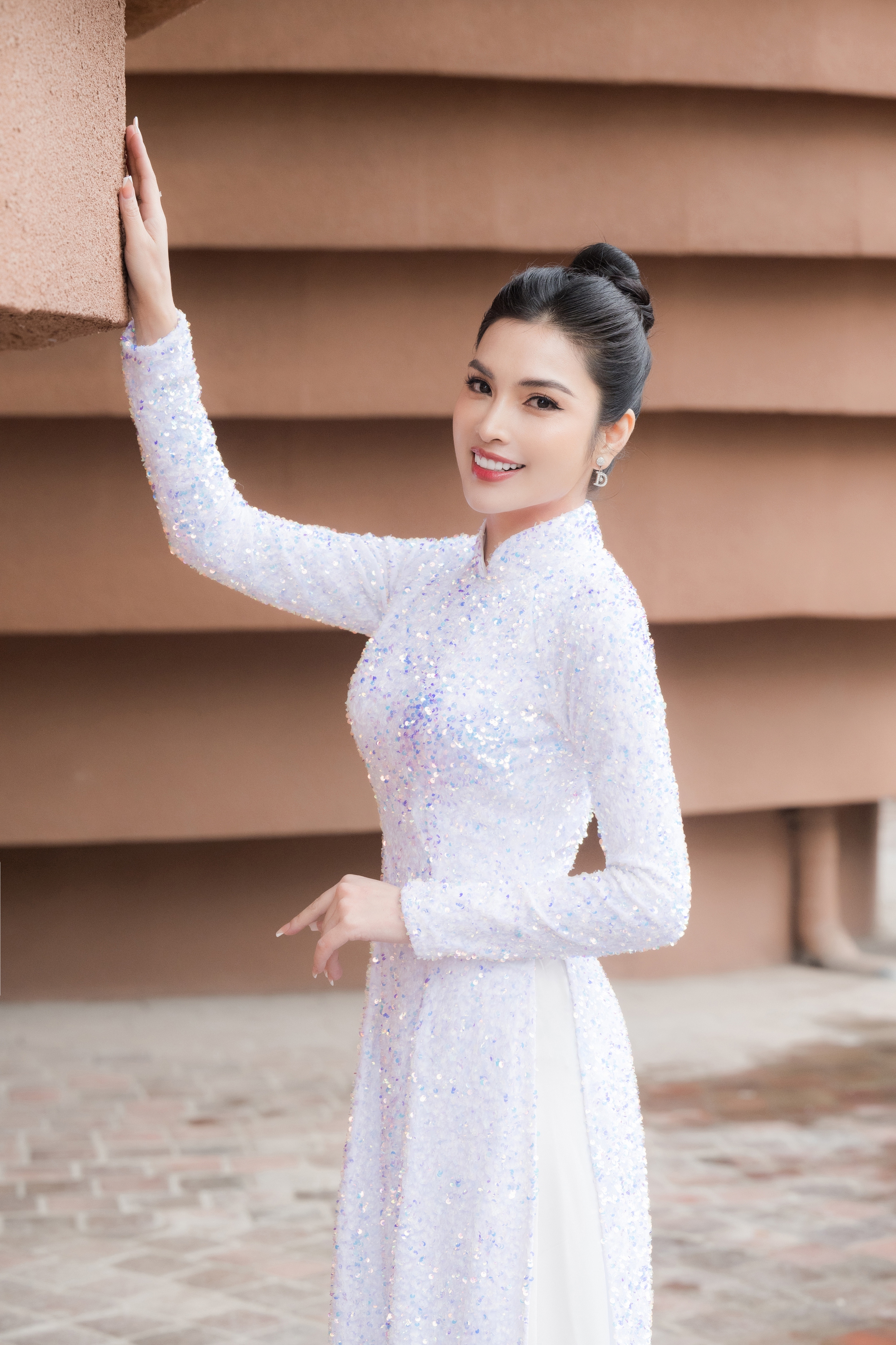 MC Kim Huyền Sâm, ca sĩ Kim Long diện áo dài đi xem show của NTK Kenny Thái - Ảnh 3.