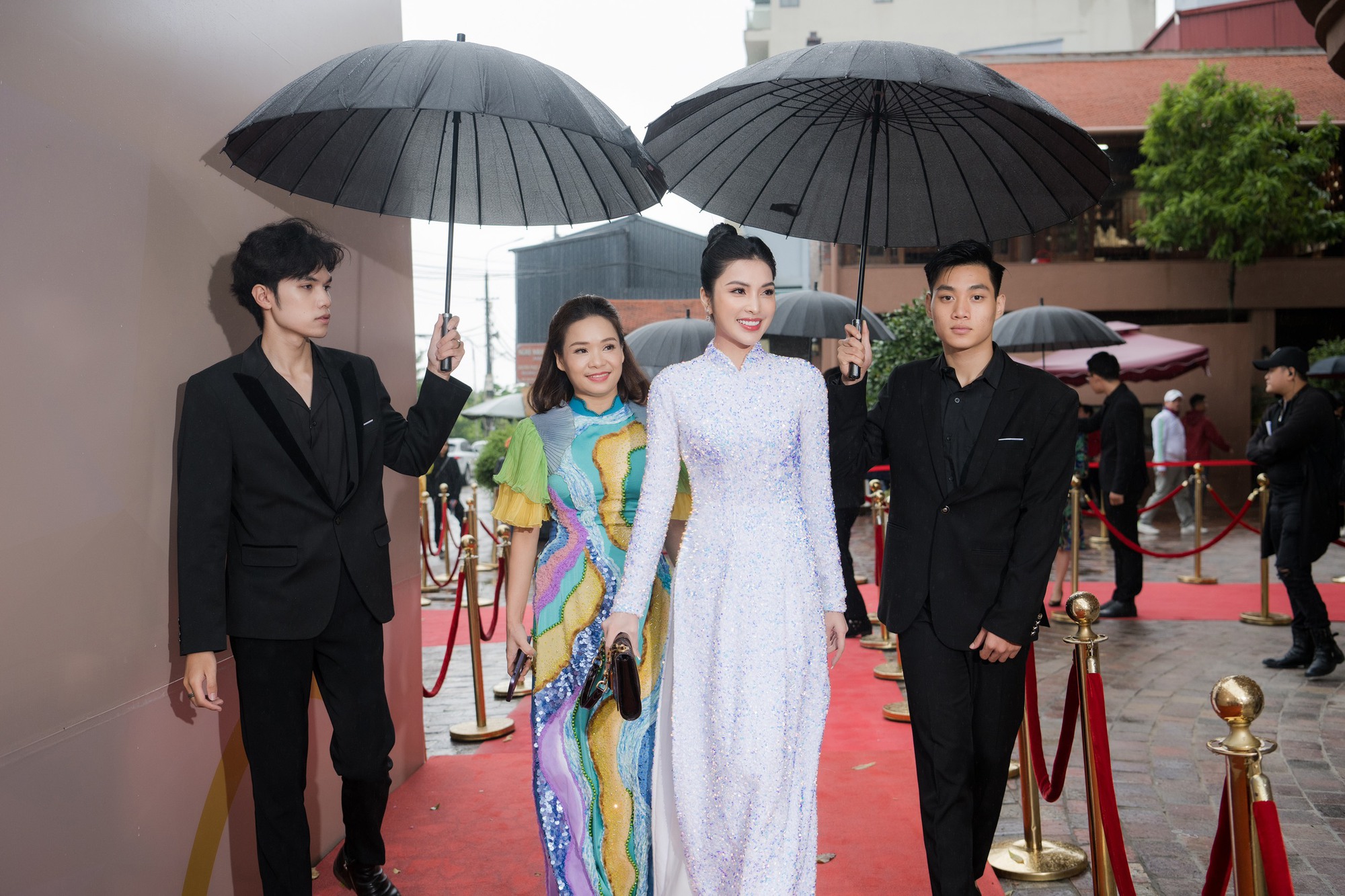 MC Kim Huyền Sâm, ca sĩ Kim Long diện áo dài đi xem show của NTK Kenny Thái - Ảnh 2.