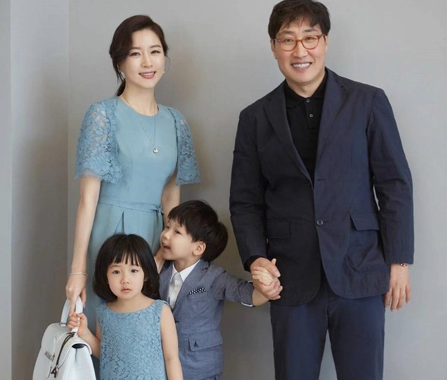 Lee Young Ae xuất hiện cùng chồng 71 tuổi - Ảnh 3.