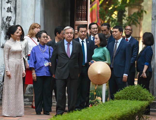 Chủ tịch nước Nguyễn Xuân Phúc cùng Tổng Thư ký Liên Hợp Quốc dạo bước bên hồ Hoàn Kiếm - Ảnh 12.