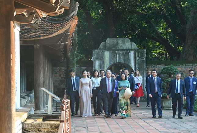 Chủ tịch nước Nguyễn Xuân Phúc cùng Tổng Thư ký Liên Hợp Quốc dạo bước bên hồ Hoàn Kiếm - Ảnh 11.
