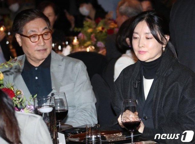 Lee Young Ae xuất hiện cùng chồng 71 tuổi - Ảnh 1.