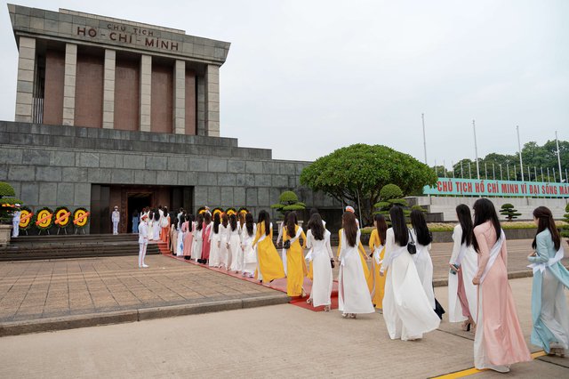 Thí sinh hoa hậu Du lịch Việt Nam tham quan Hà Nội city tour - Ảnh 1.