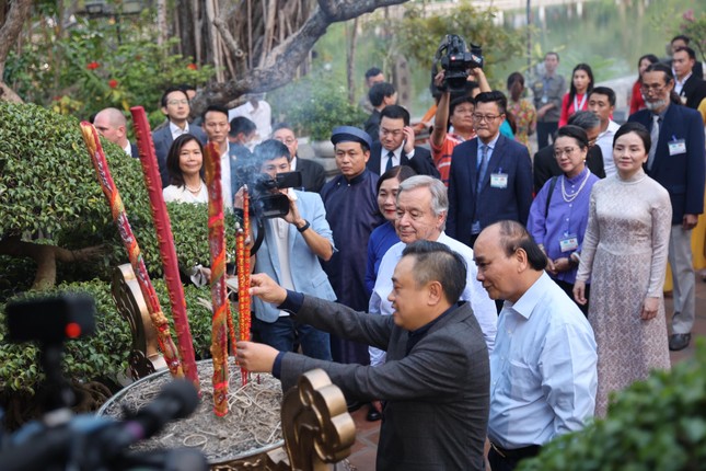 Chủ tịch nước Nguyễn Xuân Phúc cùng Tổng Thư ký Liên Hợp Quốc dạo bước bên hồ Hoàn Kiếm - Ảnh 6.