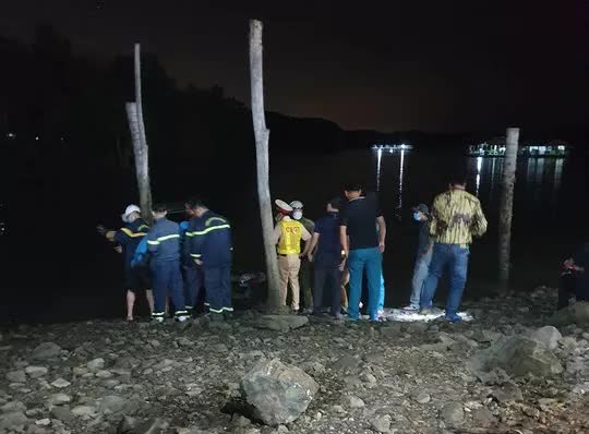 Đồng Nai: Ớn lạnh hai võ lãi tông nhau, 5 người rơi xuống sông