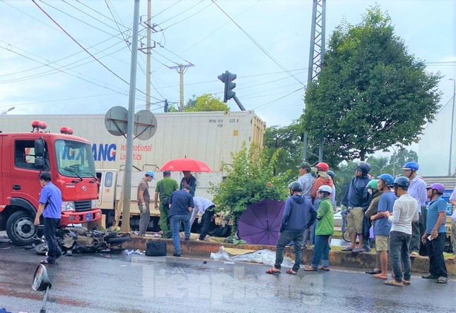 Xe cứu hỏa va chạm giao thông trên đường đi làm nhiệm vụ, một người tử vong - Ảnh 2.