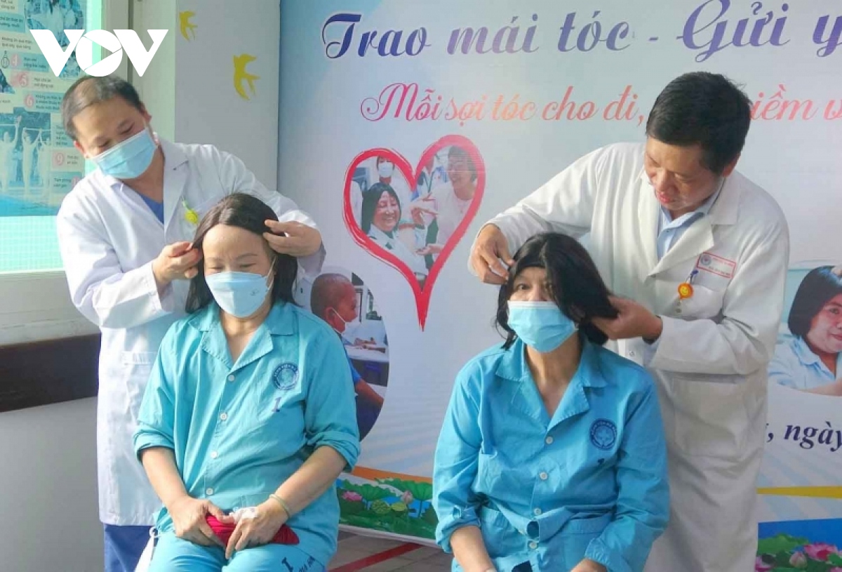 Bệnh nhân ung thư bật khóc khi được bệnh viện trao mái tóc - Ảnh 2.