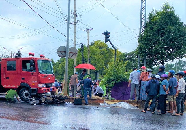 Xe cứu hỏa va chạm giao thông trên đường đi làm nhiệm vụ, một người tử vong - Ảnh 1.