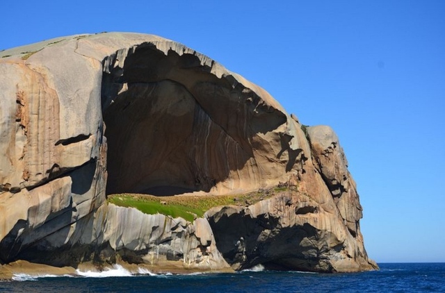 Hòn đảo Đầu lâu bí ẩn: Nơi du khách chỉ được ngắm chứ không thể đặt chân đến - Ảnh 2.