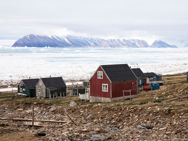Cuộc sống tại thị trấn tận cùng cực bắc Trái đất, nơi người dân xây nhà trên những tảng băng đang tan dần - Ảnh 3.