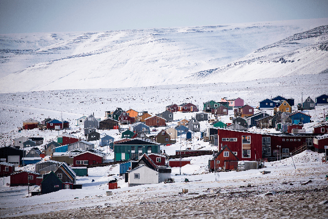 Cuộc sống tại thị trấn tận cùng cực bắc Trái đất, nơi người dân xây nhà trên những tảng băng đang tan dần - Ảnh 1.