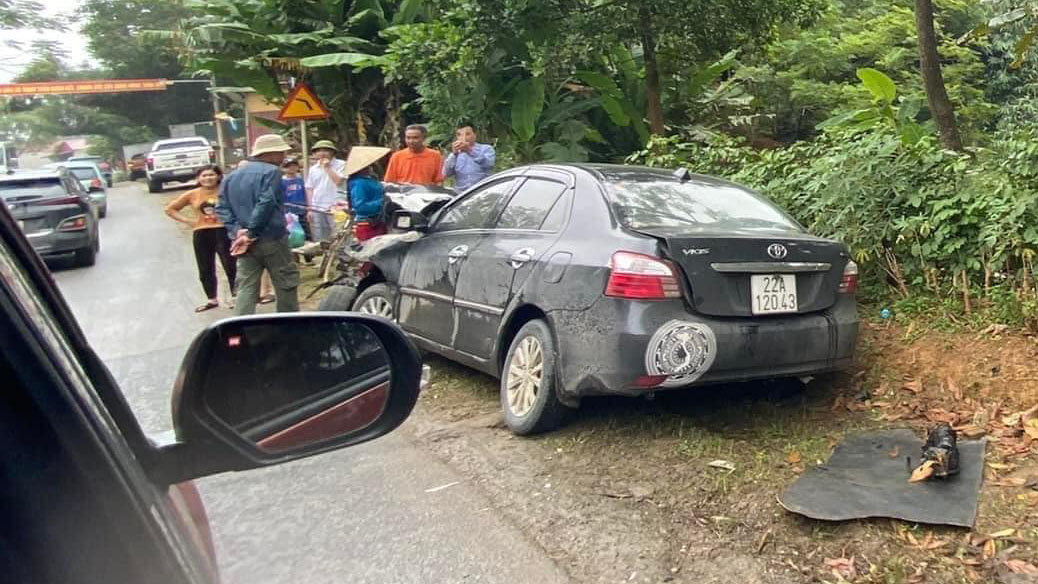 Đằng sau những bức ảnh TNGT: Đối đầu xe khách, Toyota Vios vỡ nát đầu - Ảnh 2.