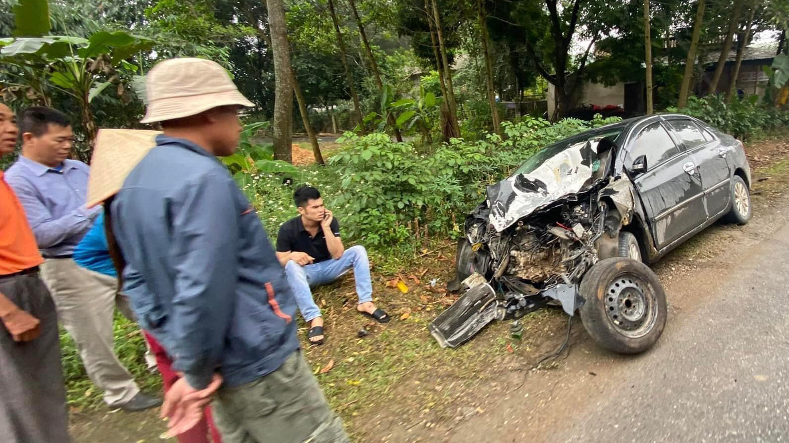 Đằng sau những bức ảnh TNGT: Đối đầu xe khách, Toyota Vios vỡ nát đầu - Ảnh 3.