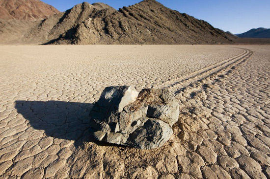 Cuộc sống ở nơi nóng nhất hành tinh và bí ẩn về những hòn đá biết đi - Ảnh 6.