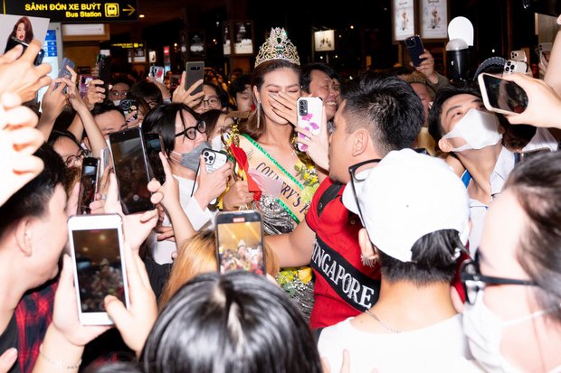  Hoa hậu Thiên Ân trở về nước sau Miss Grand International, bật khóc trong vòng tay người hâm mộ - Ảnh 3.