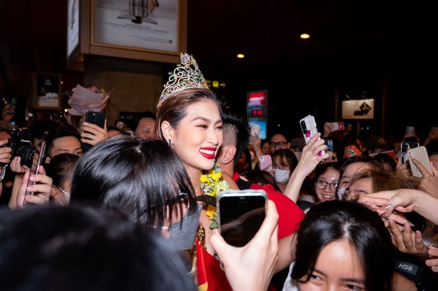  Hoa hậu Thiên Ân trở về nước sau Miss Grand International, bật khóc trong vòng tay người hâm mộ - Ảnh 2.