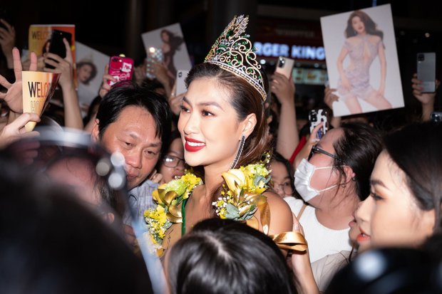  Hoa hậu Thiên Ân trở về nước sau Miss Grand International, bật khóc trong vòng tay người hâm mộ - Ảnh 1.