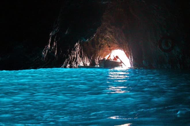 Bên trong hang động huyền ảo nhất thế giới, nơi được mệnh danh tuyệt tác của tạo hóa với làn nước phát sáng vô thực - Ảnh 4.
