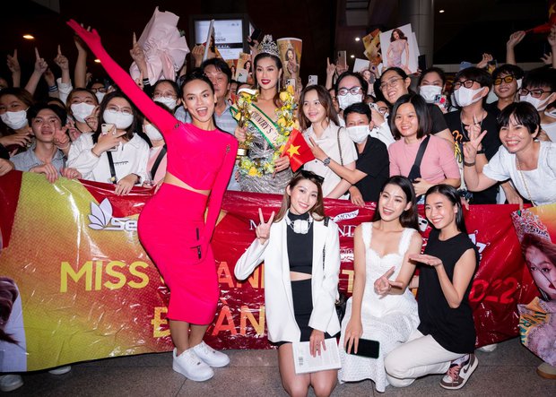  Hoa hậu Thiên Ân trở về nước sau Miss Grand International, bật khóc trong vòng tay người hâm mộ - Ảnh 7.