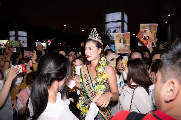  Hoa hậu Thiên Ân trở về nước sau Miss Grand International, bật khóc trong vòng tay người hâm mộ - Ảnh 5.