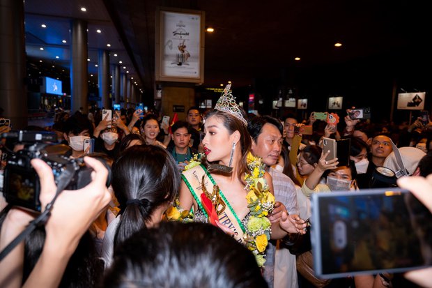  Hoa hậu Thiên Ân trở về nước sau Miss Grand International, bật khóc trong vòng tay người hâm mộ - Ảnh 4.