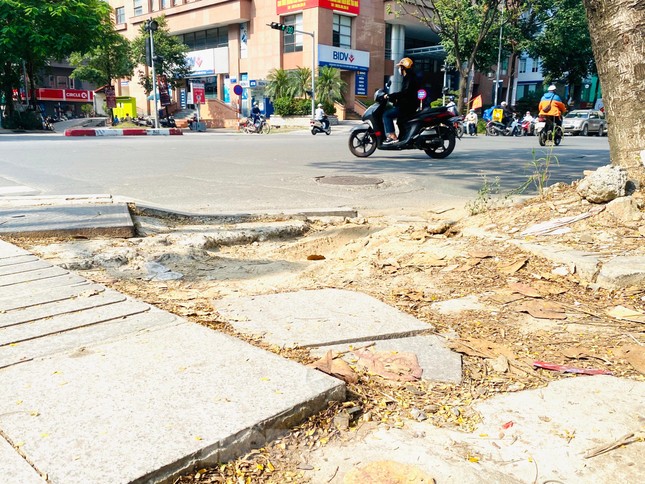 Vỉa hè Hà Nội lát đá có độ bền 70 năm, nhiều đoạn bỗng chốc xuống cấp nứt vỡ nhanh chóng - Ảnh 3.