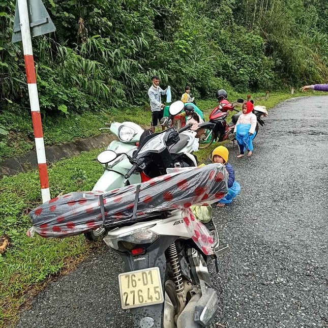 Người dân làm ‘bác sĩ’ bất đắc dĩ giúp sản phụ vượt cạn ngay bìa rừng - Ảnh 2.