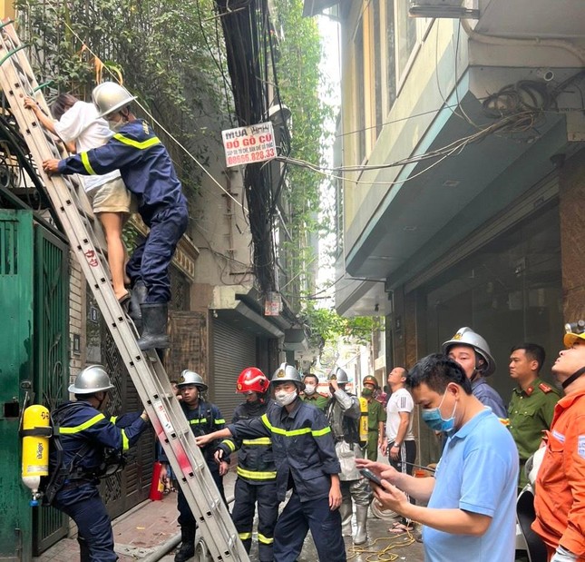 Cảnh sát giải cứu 9 người mắc kẹt trong 2 vụ cháy ở Hà Nội - Ảnh 2.
