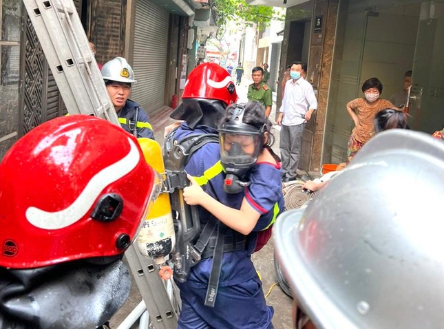 Cảnh sát giải cứu 9 người mắc kẹt trong 2 vụ cháy ở Hà Nội - Ảnh 1.