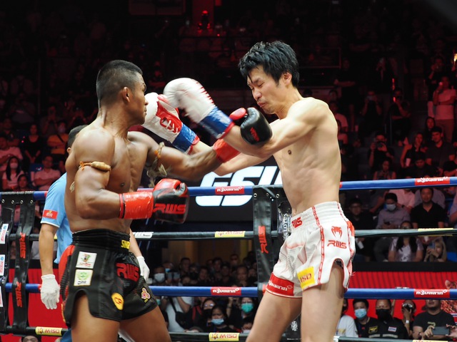 Thánh Muay Buakaw thắng thuyết phục trước đối thủ nhiều duyên nợ Yoshihiro Sato - Ảnh 2.