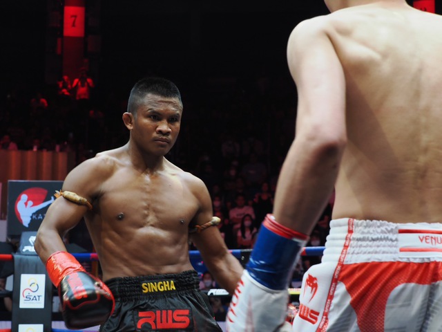 Thánh Muay Buakaw thắng thuyết phục trước đối thủ nhiều duyên nợ Yoshihiro Sato - Ảnh 1.