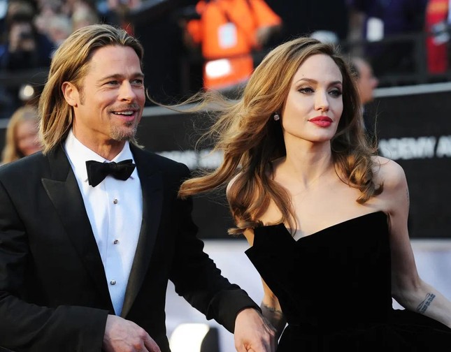 Brad Pitt không dám yêu siêu mẫu nội y vì Angelina Jolie - Ảnh 1.