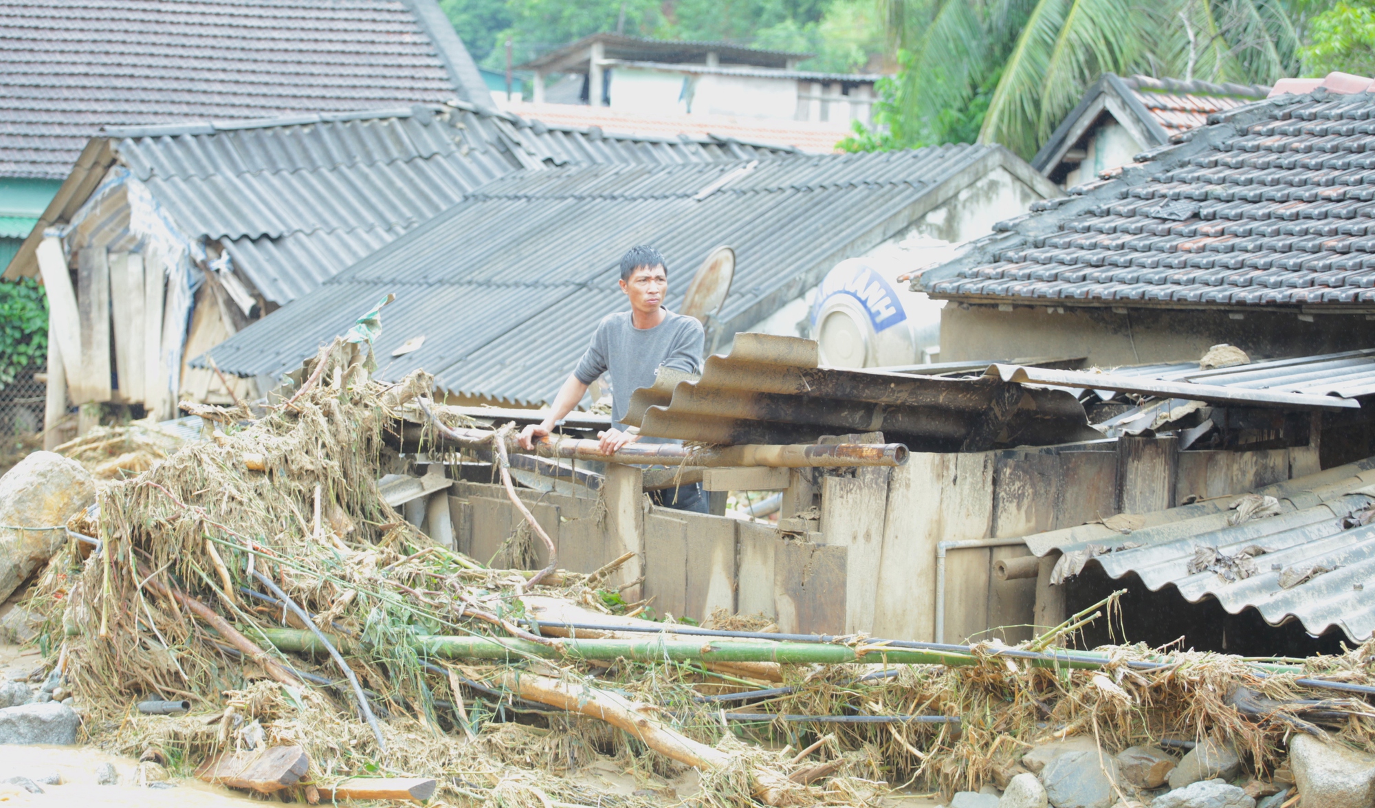 Chưa bao giờ dân chúng tôi thấy lũ quét tàn ác đến thế - Ảnh 11.