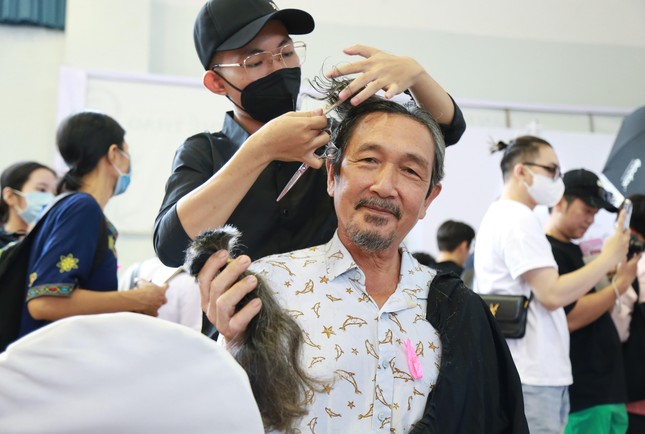 Người đàn ông hơn 60 tuổi nuôi tóc 3 năm để tặng bệnh nhân ung thư - Ảnh 5.