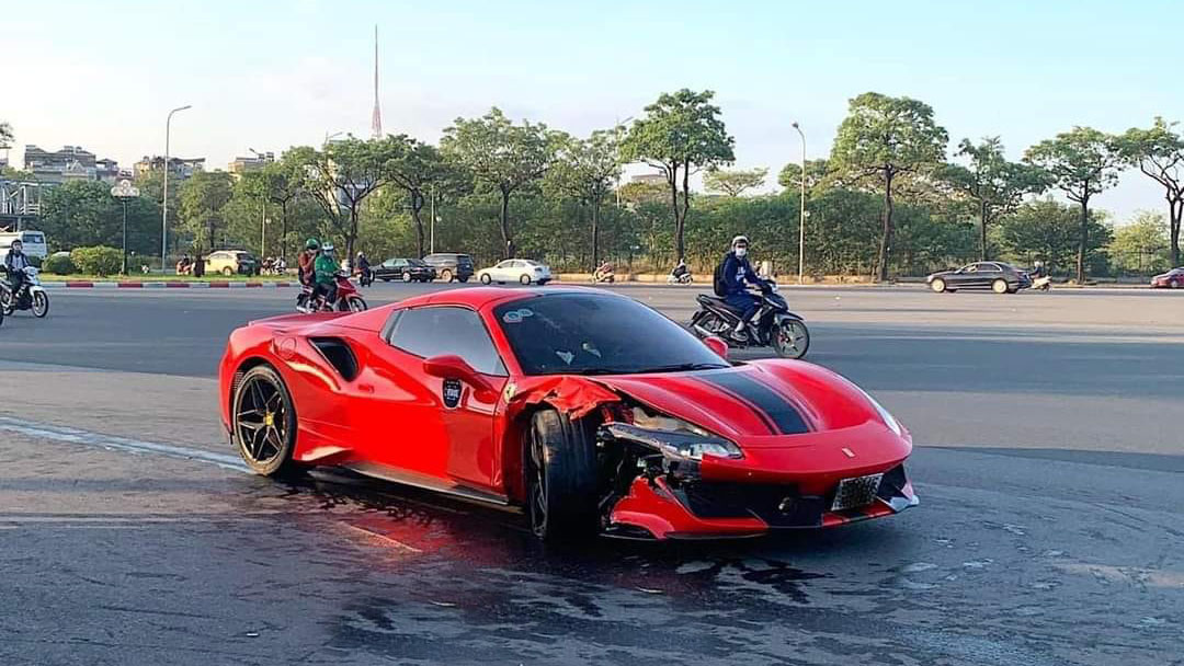 Đằng sau những bức ảnh TNGT: Lại thêm một mẫu Ferrari 488 gây tai nạn tại Hà Nội - Ảnh 1.