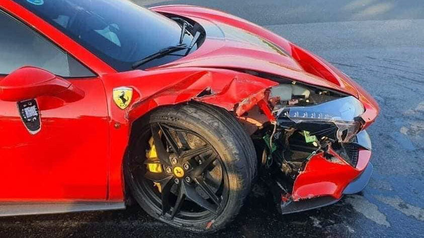 Đằng sau những bức ảnh TNGT: Lại thêm một mẫu Ferrari 488 gây tai nạn tại Hà Nội - Ảnh 2.