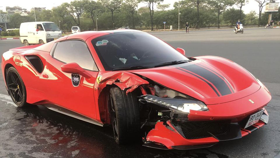 Đằng sau những bức ảnh TNGT: Lại thêm một mẫu Ferrari 488 gây tai nạn tại Hà Nội - Ảnh 3.