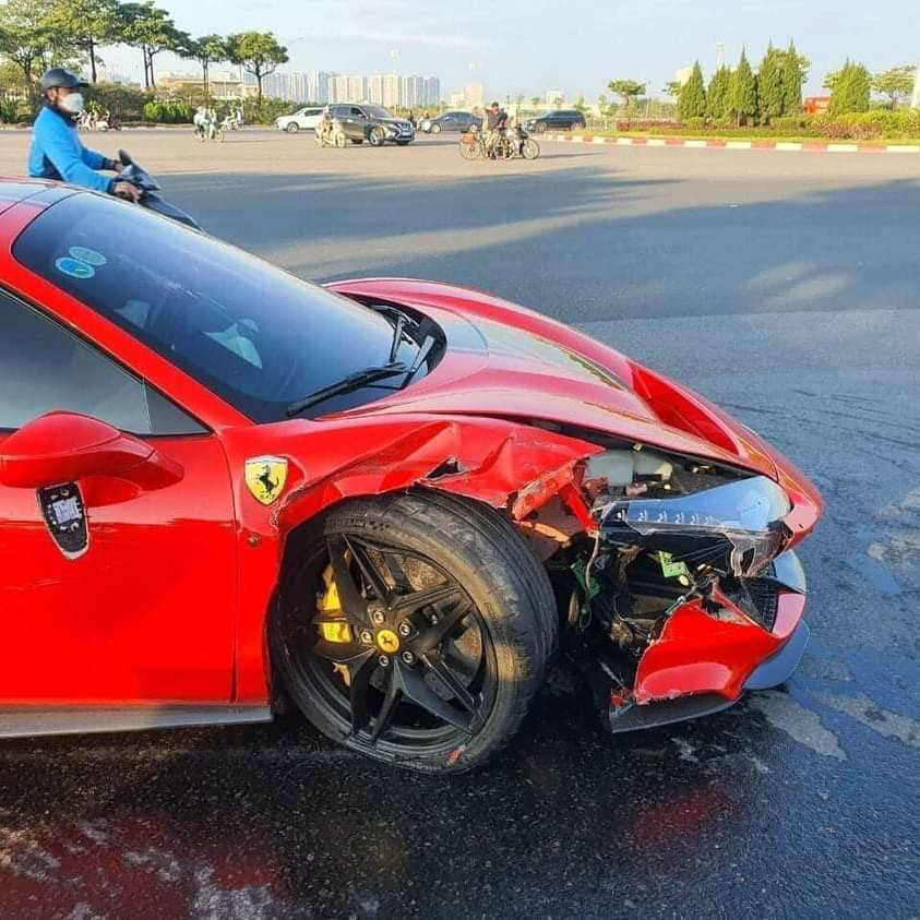 Đằng sau những bức ảnh TNGT: Lại thêm một mẫu Ferrari 488 gây tai nạn tại Hà Nội - Ảnh 4.