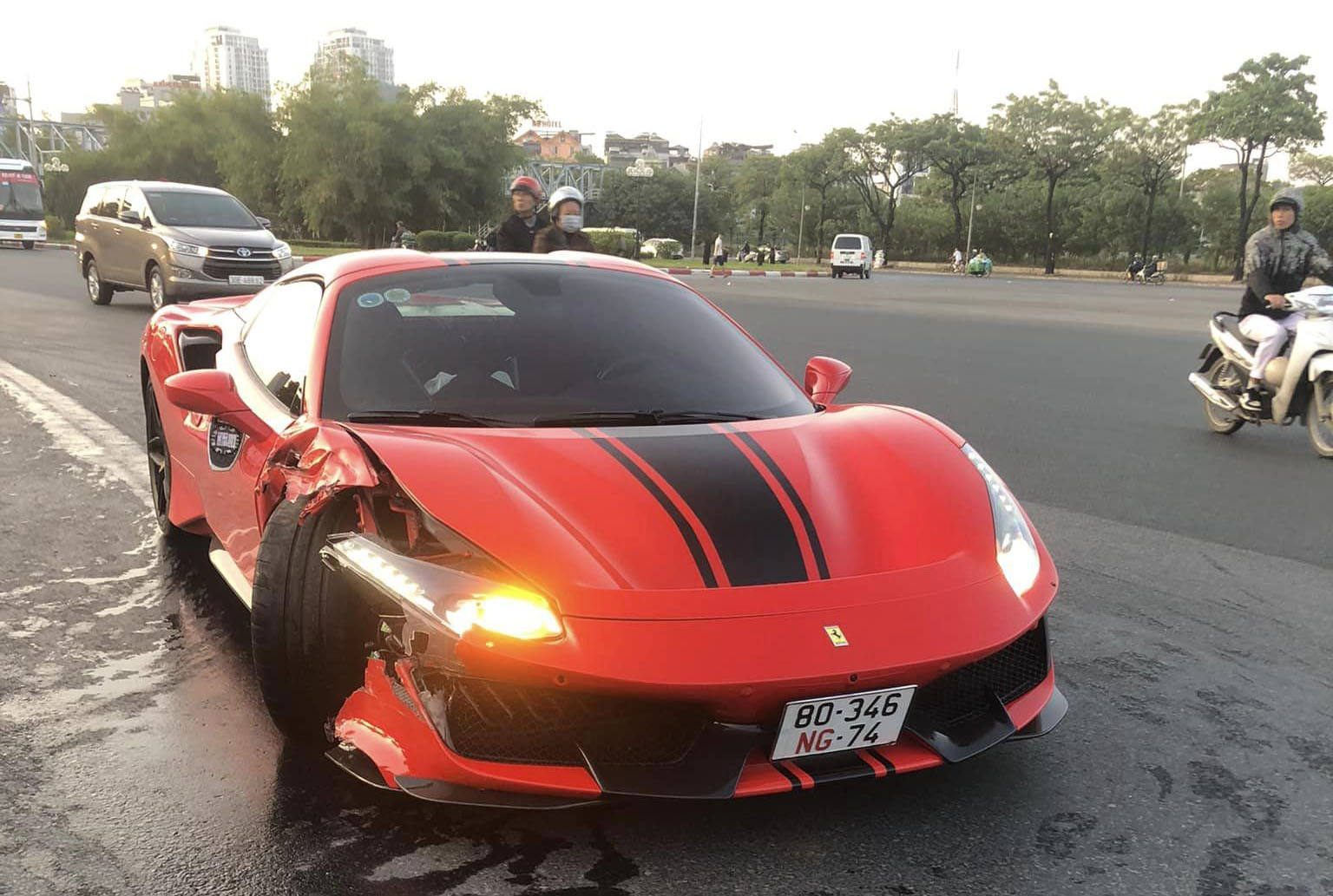 Đằng sau những bức ảnh TNGT: Lại thêm một mẫu Ferrari 488 gây tai nạn tại Hà Nội - Ảnh 6.