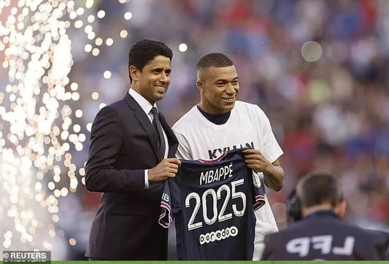 PSG báo khoản lỗ kỷ lục 317 triệu bảng, rò rỉ chi tiết hợp đồng khủng của Mbappe - Ảnh 1.