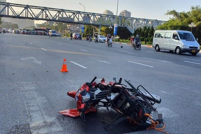 Hà Nội: Siêu xe Ferrari va chạm xe máy, một người tử vong