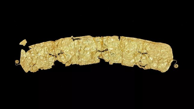 Khai quật được chiếc thắt lưng vàng 2.500 tuổi - Ảnh 1.