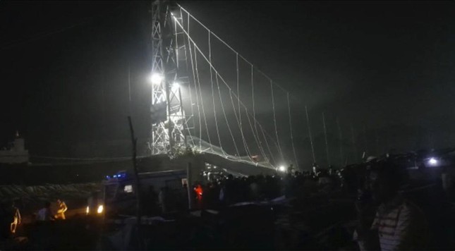 Sập cầu treo ở Ấn Độ: 132 người thiệt mạng, mò mẫm xuyên đêm tìm kiếm người rơi xuống sông - Ảnh 3.