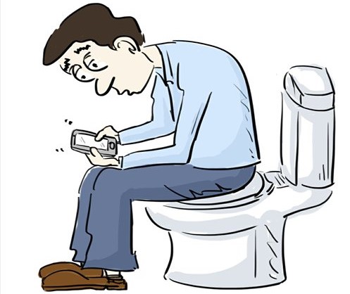 Dừng ngay thói quen dùng điện thoại trong nhà vệ sinh nếu bạn không muốn mắc bệnh - Ảnh 3.