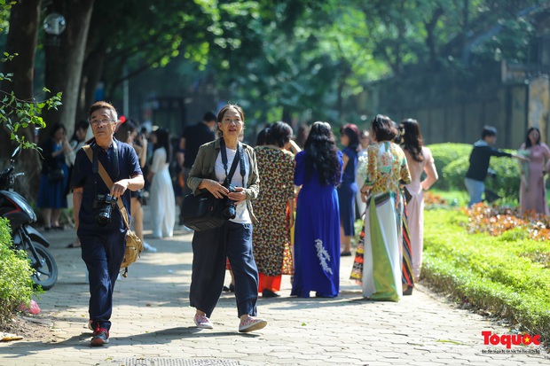 Hàng trăm người đổ về phố Phan Đình Phùng săn nắng mùa thu Hà Nội - Ảnh 12.