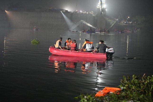 Sập cầu treo ở Ấn Độ: 132 người thiệt mạng, mò mẫm xuyên đêm tìm kiếm người rơi xuống sông - Ảnh 7.