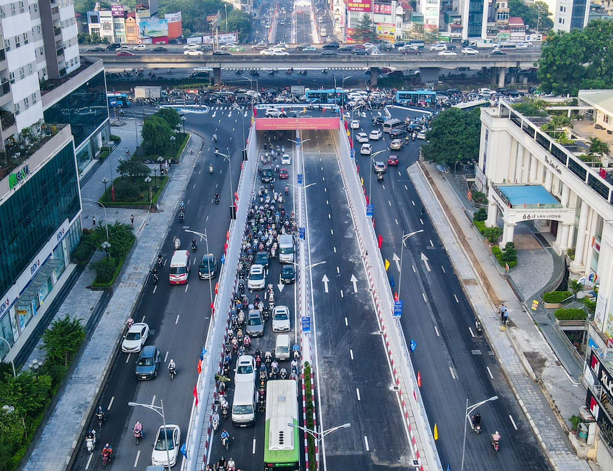 Cận cảnh hầm chui Lê Văn Lương sau khi thông xe - Ảnh 4.