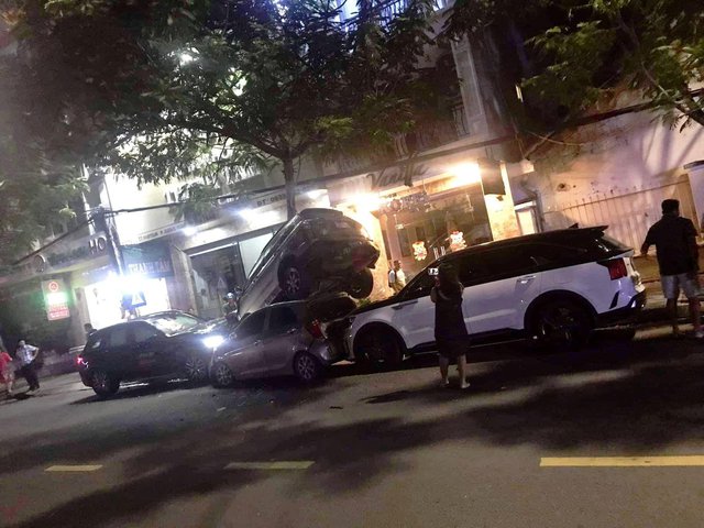 Camera vụ tài xế “ủn bay” 3 ô tô ở Nha Trang vào nửa đêm